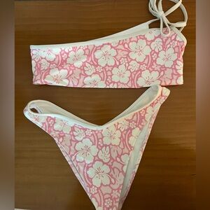 FRANKIES BIKINIS Bikini Set
One shoulder top (nbw)
Cheeky bottoms (worn once)